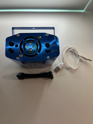 Pack de 4 luces de discoteca + altavoz + láser.