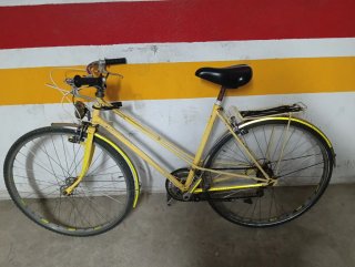 Bicicleta Amarilla Vintage