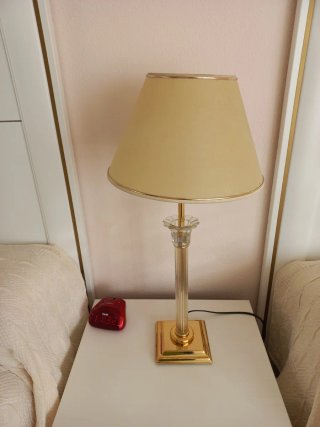 Lámpara de mesilla dorada y cristal