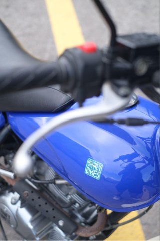 Moto Azul y Blanca Off-Road