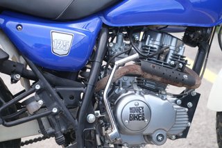 Moto Azul y Blanca Off-Road
