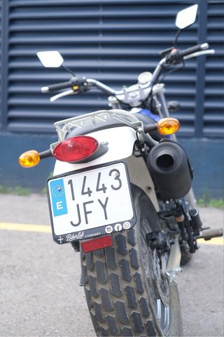 Moto Azul y Blanca Off-Road