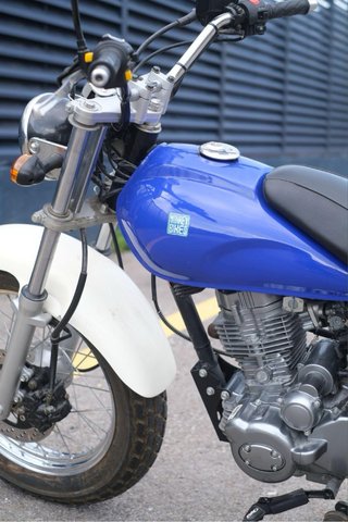 Moto Azul y Blanca Off-Road