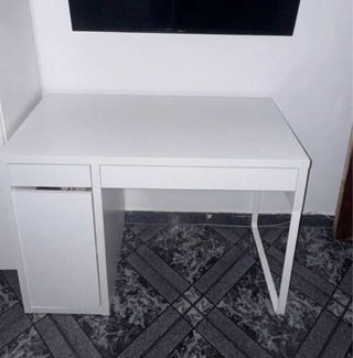 Escritorio blanco de madera