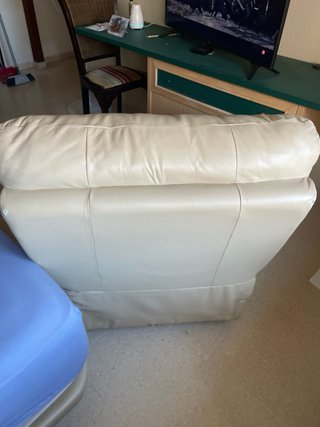 Sillón reclinable de cuero beige