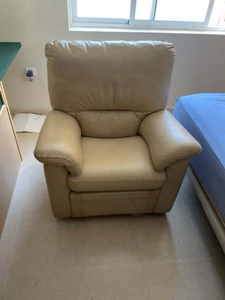 Sillón reclinable de cuero beige