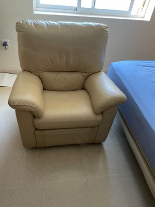 Sillón reclinable de cuero beige