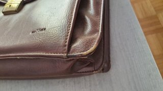 Maletín de piel marrón con cierre