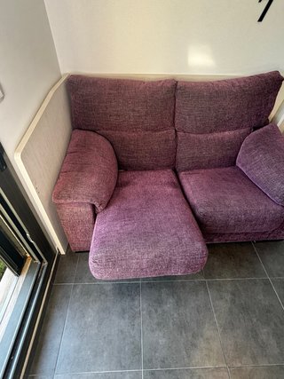 Sofá 2 plazas morado tela.