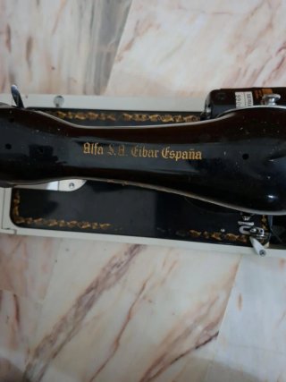 Máquina de coser Alfa S.A. Eibar antigua