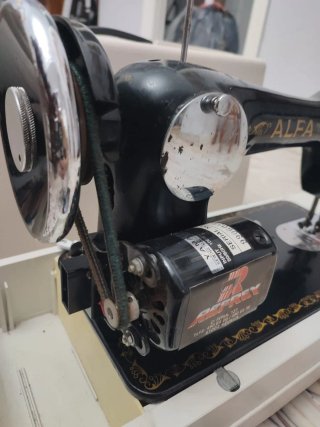 Máquina de coser Alfa S.A. Eibar antigua