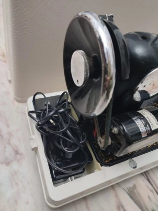 Máquina de coser Alfa S.A. Eibar antigua