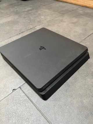 PS4 Slim 1TB Nera + 4 giochi