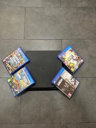 PS4 Slim 1TB Nera + 4 giochi