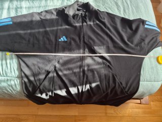 Chaqueta Adidas unisex.