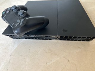 PS4 (PlayStation 4) Negra con Mando