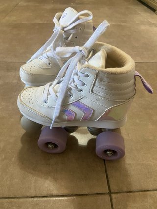 Patines blancos con ruedas moradas