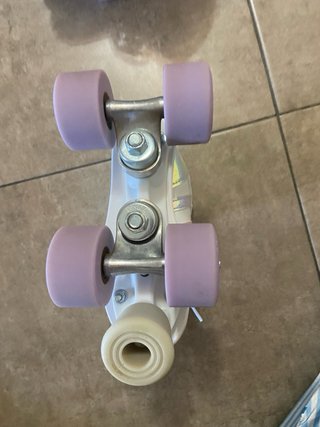 Patines blancos con ruedas moradas