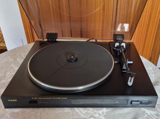 Tocadiscos TEAC P-495 Semi-Automático