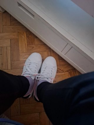 Zapatillas deportivas blancas y rosas