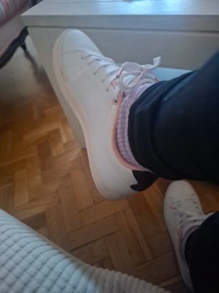 Zapatillas deportivas blancas y rosas