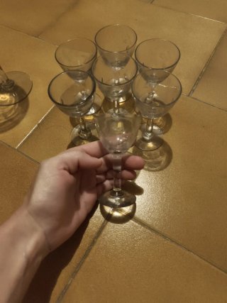 Juego antiguo de copas de cristal tallado