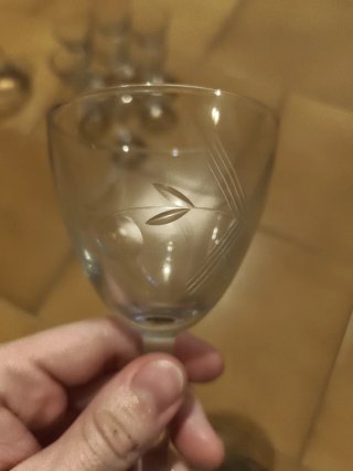Juego antiguo de copas de cristal tallado