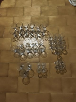 Juego antiguo de copas de cristal tallado