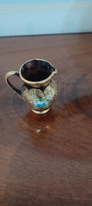 Lattiera in ceramica nero e oro