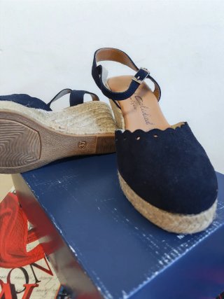 Sandalias cuña azules con esparto