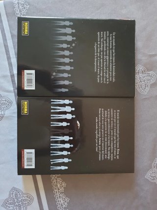 Mangas uno y dos de Ataque a los titanes.