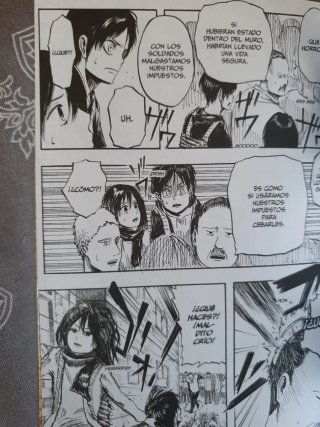 Mangas uno y dos de Ataque a los titanes.