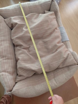 Cama para perro beige y marrón