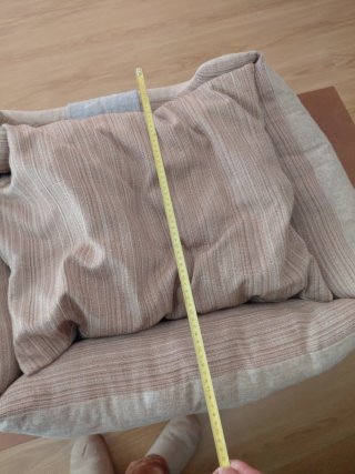Cama para perro beige y marrón