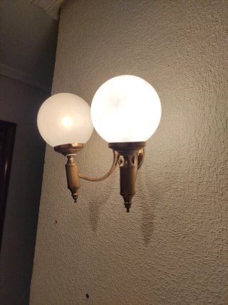 Dos apliques de pared doble dorado y blanco