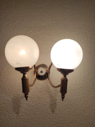 Dos apliques de pared doble dorado y blanco