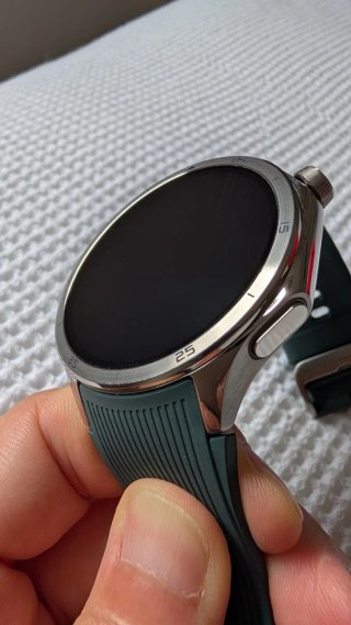 OnePlus Watch 3 con correas