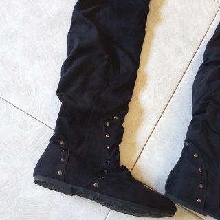 Botas altas negras con tachuelas