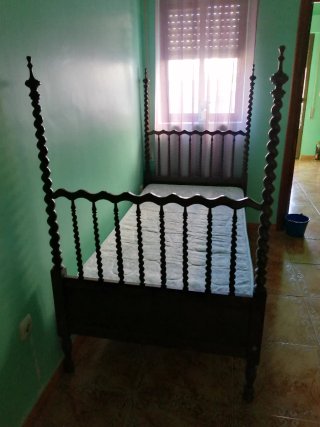 Cama de madera con dosel