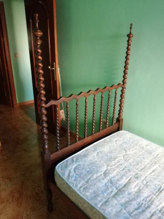 Cama de madera con dosel