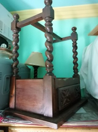 Cama de madera con dosel