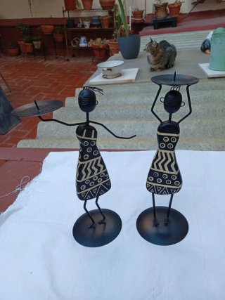 Coppia di candelabri antichi in metallo