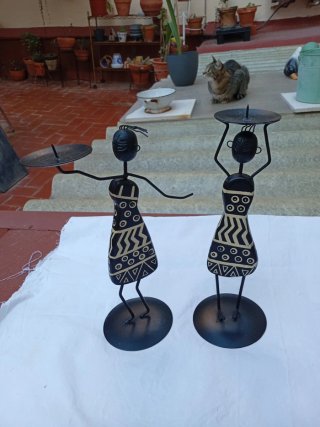 Coppia di candelabri antichi in metallo