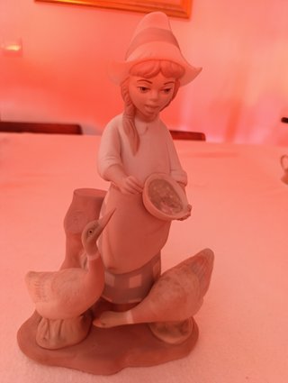 Escultura infantil terracota niña y patos