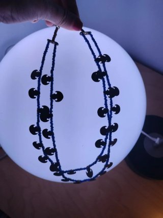 Collar azul con adornos dorados