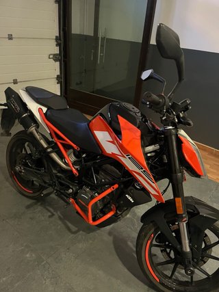 KTM Duke 125 con desperfectos de chapa