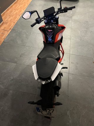 KTM Duke 125 con desperfectos de chapa