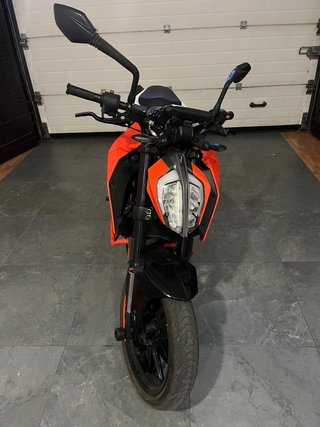 KTM Duke 125 con desperfectos de chapa