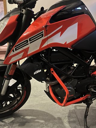 KTM Duke 125 con desperfectos de chapa