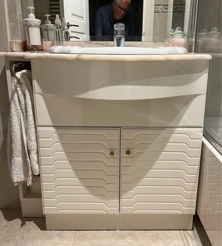Mueble de baño con lavabo y grifo